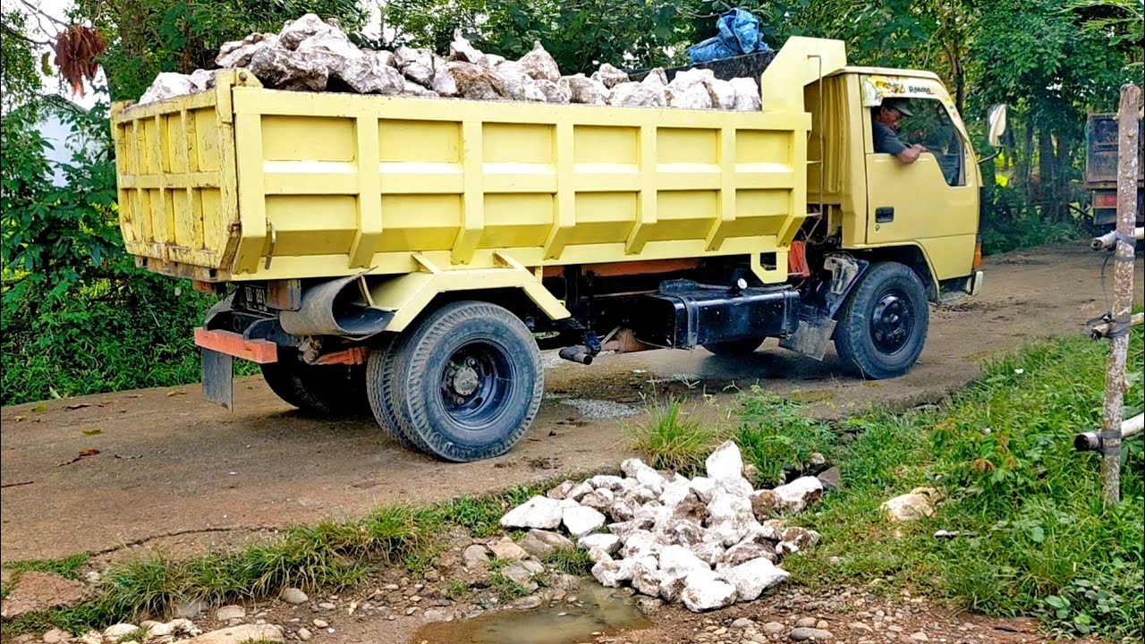 🔴 Mobil Truk Fuso Canter Pembawa Batu Gunung Kesulitan Bongkar Muatan Di Lokasi Sempit