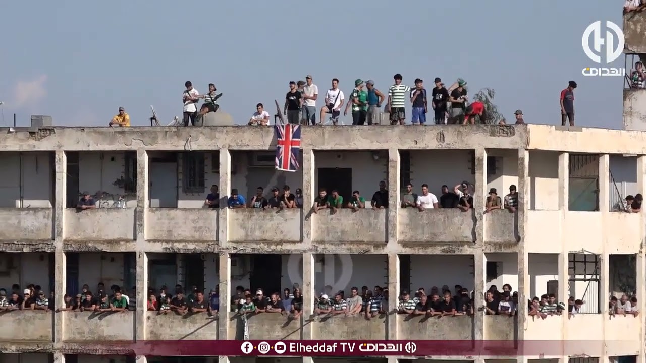 شـــــاهد.. هكذا تابع أنصار رائد القبة الداربي أمام إتحاد الحراش من البنايات المجاورة لملعب بن حداد