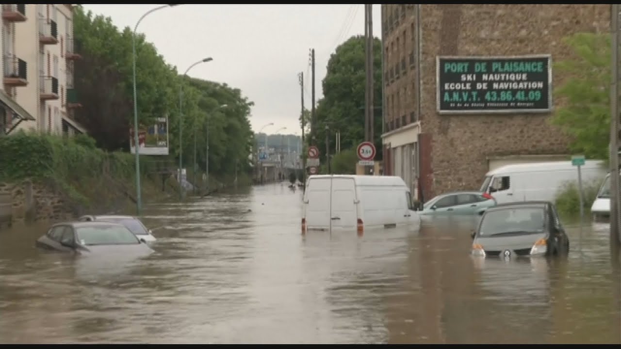 Rising Paris flood