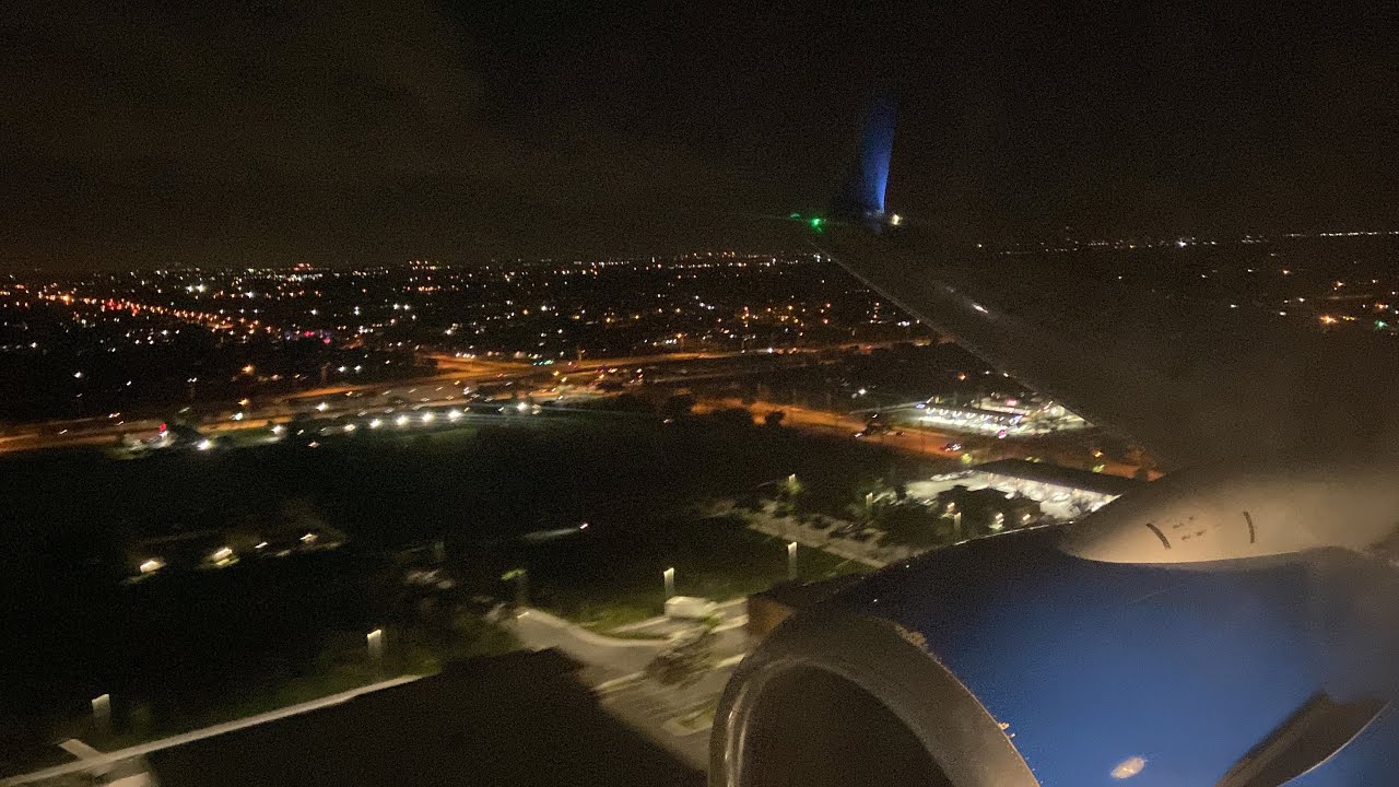 United Airlines Boeing 737-800 landing at West Palm Beach (PBI)