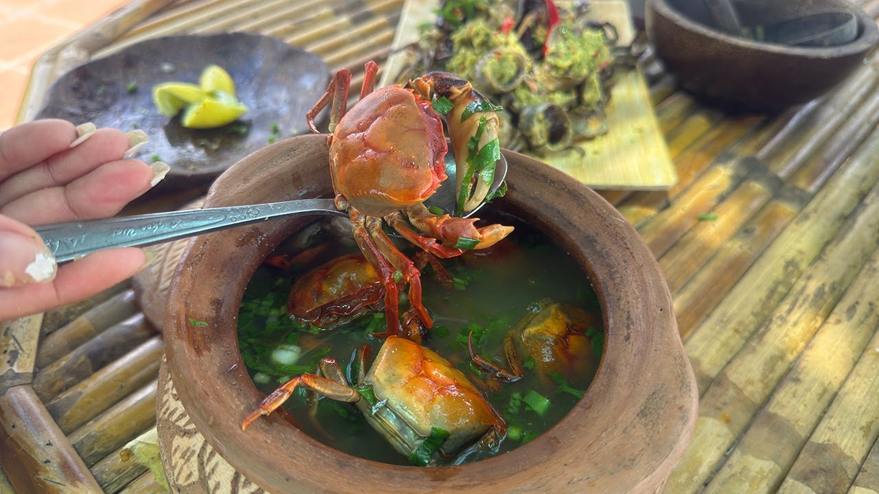 ស្ងោរជ្រក់ក្តាមក្នុងឆ្នាំងដី ឈ្ងុយឆ្ញាញ់ l Clay Pot Sour Crab Soup – Absolutely Delicious!
