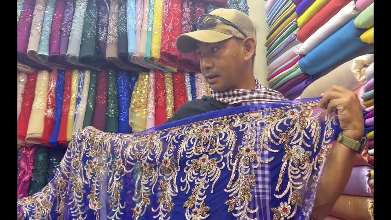 Fabric Shop at Phsar Orussey in Phnom Penh    ផ្សារអូឬស្សីលក់ក្រណាត់ប៉ាក់នឺងហូល