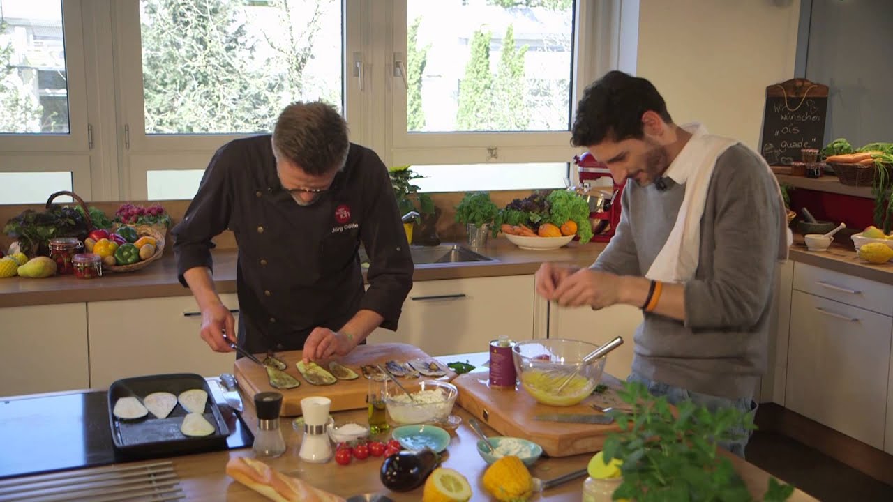 Paul Ivić bereitet mit Küchenchef Jörg Götte "Gefüllte Auberginenröllchen" zu