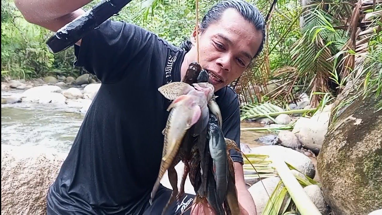 seharian menembak ikan di sungai hasilnya cukup memuaskan 