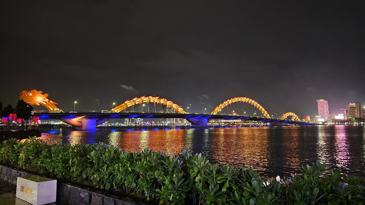 Dragon Bridge in Da Nang, Vietnam at Night. 🇻🇳🤩 