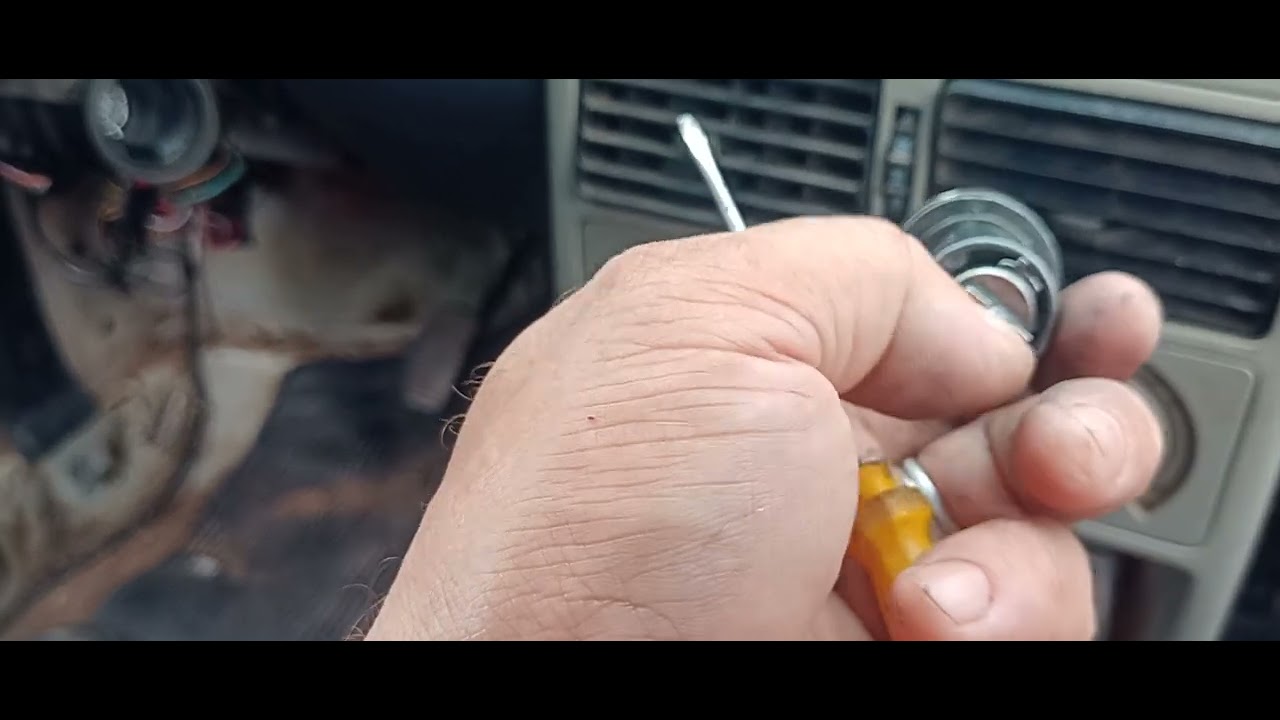 Removendo chave quebrada do cilindro de ignição do Fiat uno (Deixa seu like e se inscreva no canal)