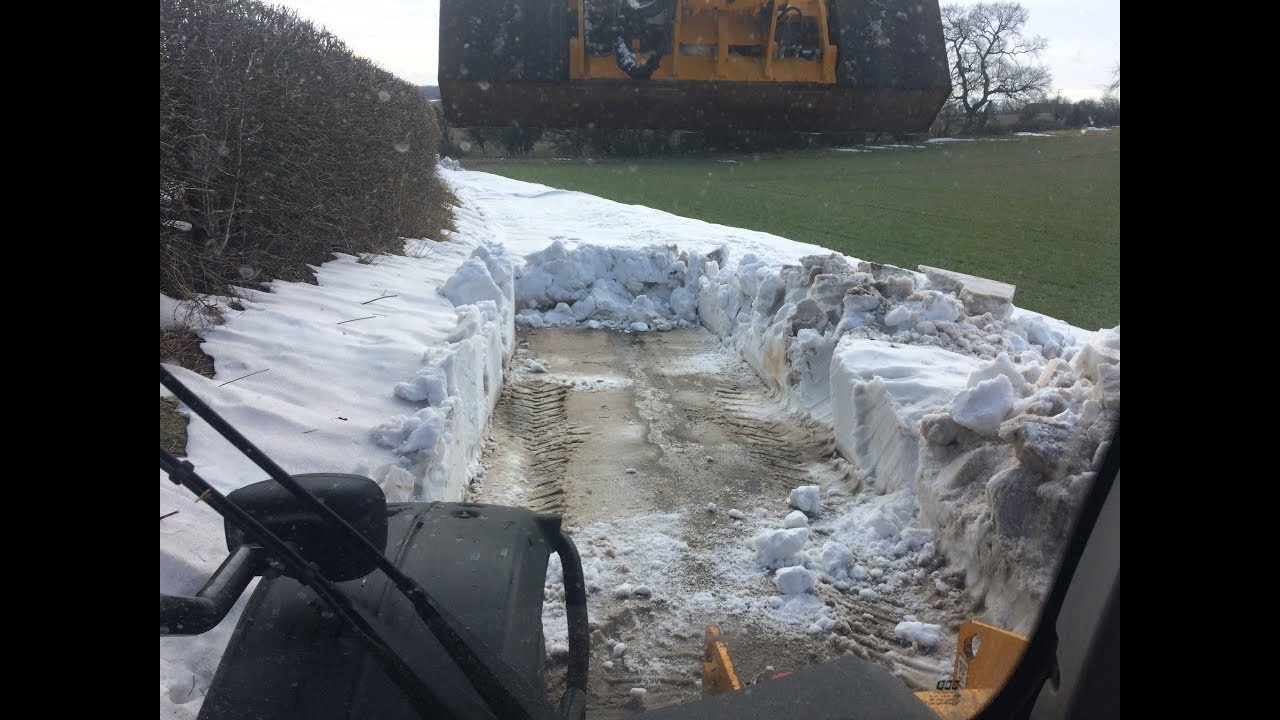 Clearing a snow drift with a JCB 531-70 and John Deere 3350