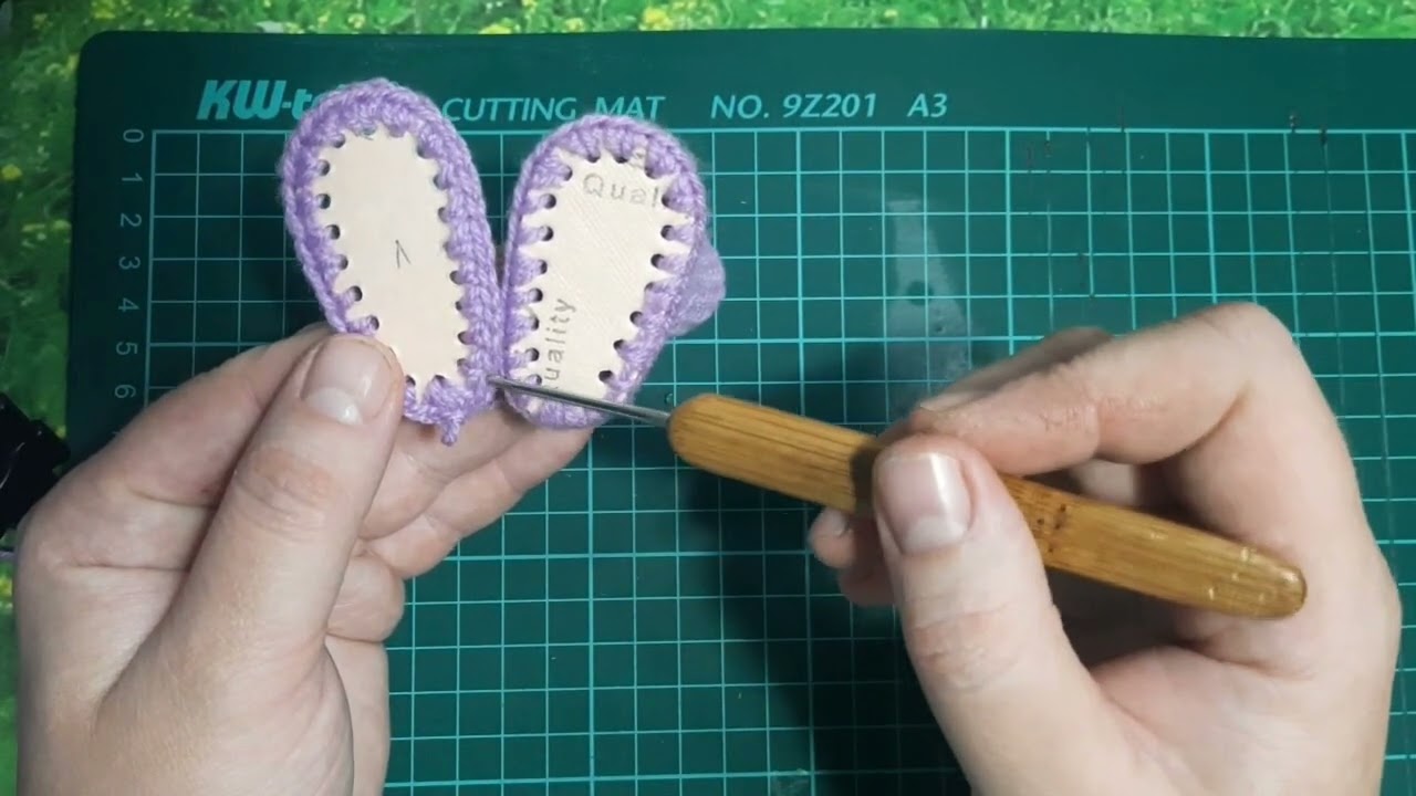 сапожки для куклы крючком.
