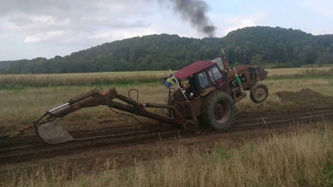 Traktorgrävarpulling hos Derome-Bertil.