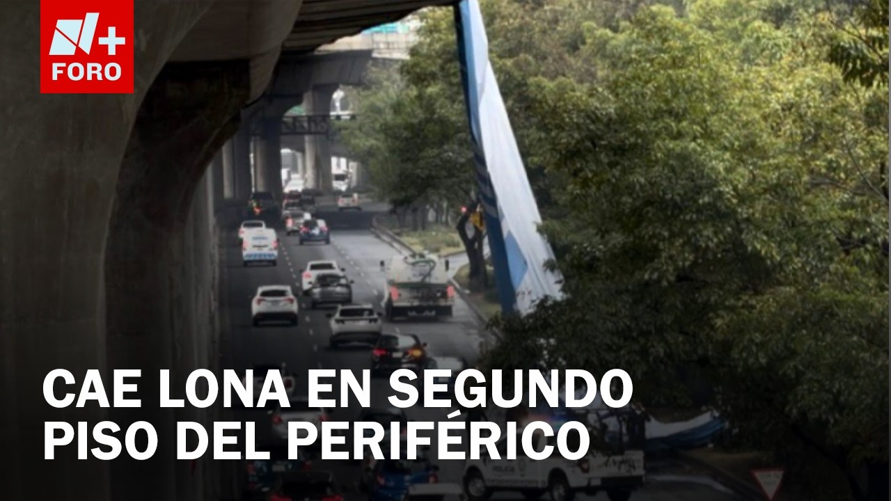 Lluvia provoca caída de enorme lona en el segundo piso del Periférico en CDMX