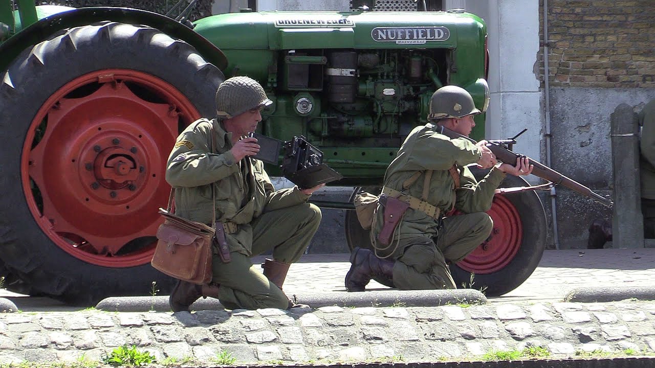 Roel neemt een kijkje - Bevrijdingsfestival - Mock Battle Brielle met veel publiek / Voorne aan Zee