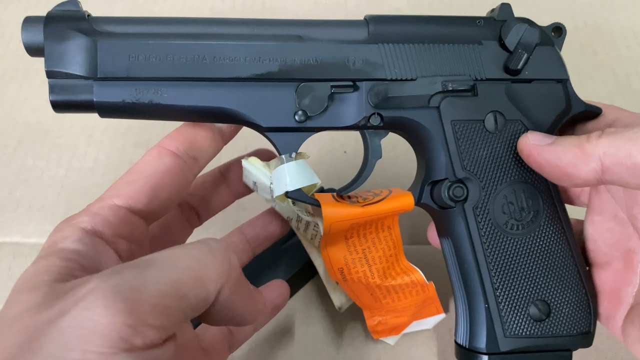 Beretta M92FS ยืม ปืนดังยุค 80s-90s ที่คุ้นเคยถึงจะเชยนิดๆ แต่ก็ยังสะกิดใจ