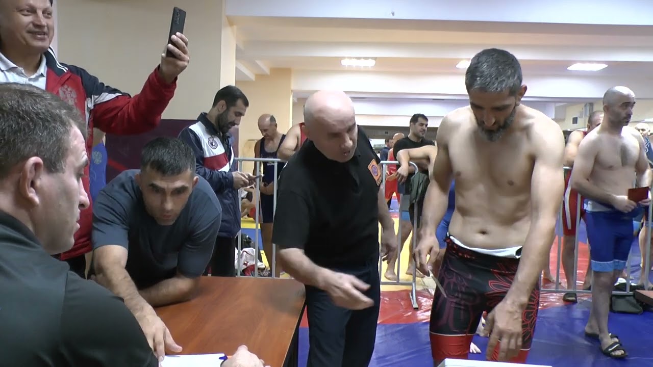 Взвешивание борцов, ветераны.