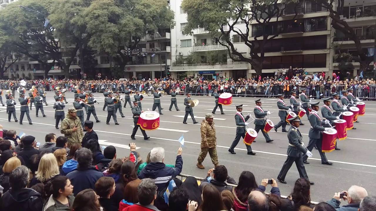 Presentación de la banda de guerra de bolivia en buenos aires argentina en sus 200 años
