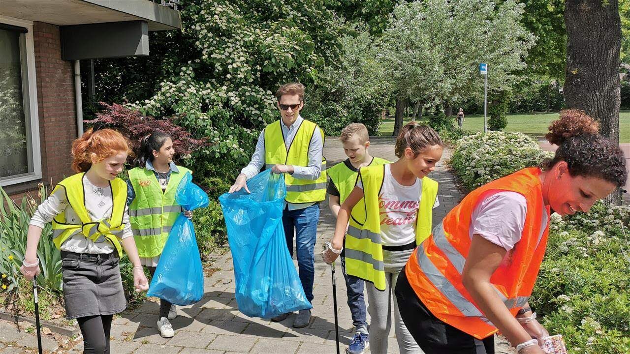 Basisschool maakt Achtse Barrier weer een stukje schoner
