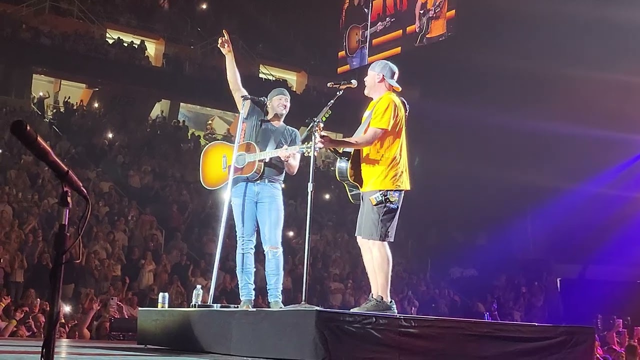 Luke Bryan sings with Riley Green and Guitar Tech Russ Garret - Rocky Top