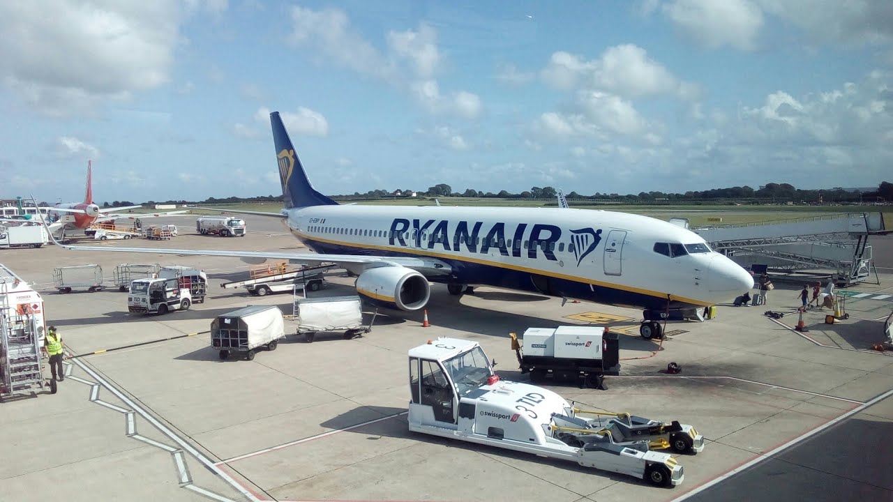 Ryanair (Boeing 737-800) takeoff from Bristol