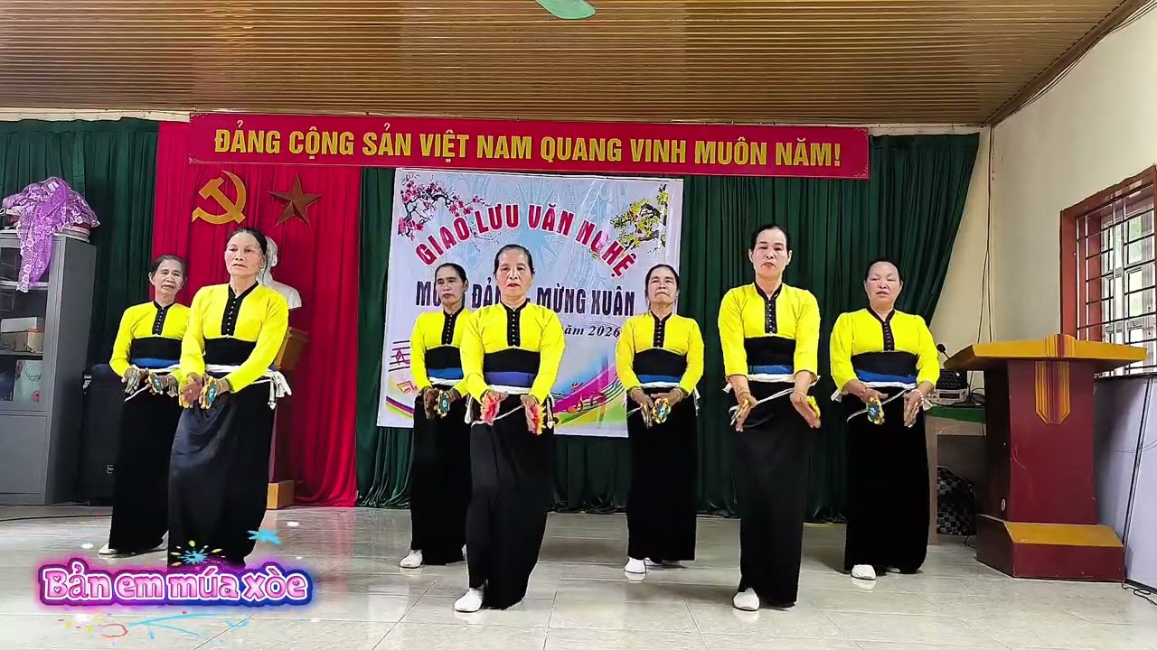 Múa hoa đội văn nghệ bản Tạo thể hiện, giao lưu chào xuân 2026.