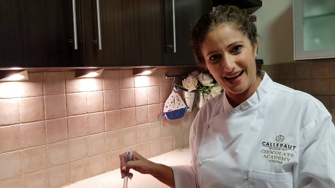 קינוח כיפות שוקולד עם שני סוגי שוקולד, עם קישוטים מהממים למילוי של שוקולד פרלינים טראפלס גלידה מוסים
