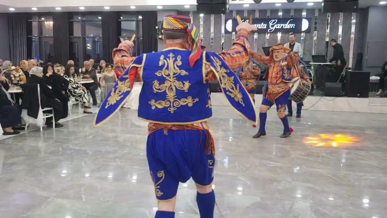 Lavanta Garden'da Seyitgazi Zeybek Ekibi g&ouml;sterisi var dı d&uuml;n gece.