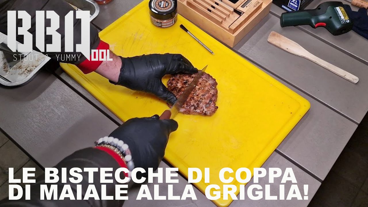 Le bistecche di coppa di maiale alla griglia e al barbecue