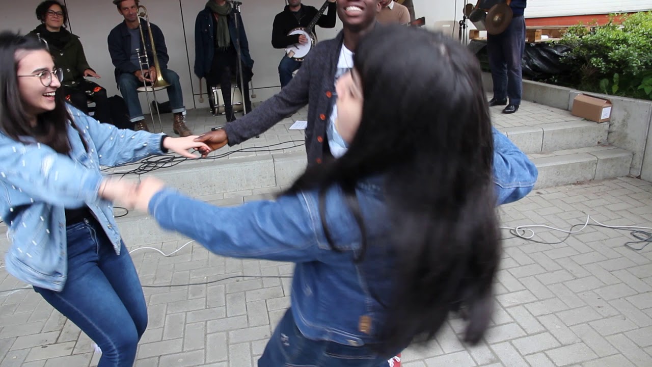 TUBA SKINNY  dans la cour du Lycée Benedictus à Gand