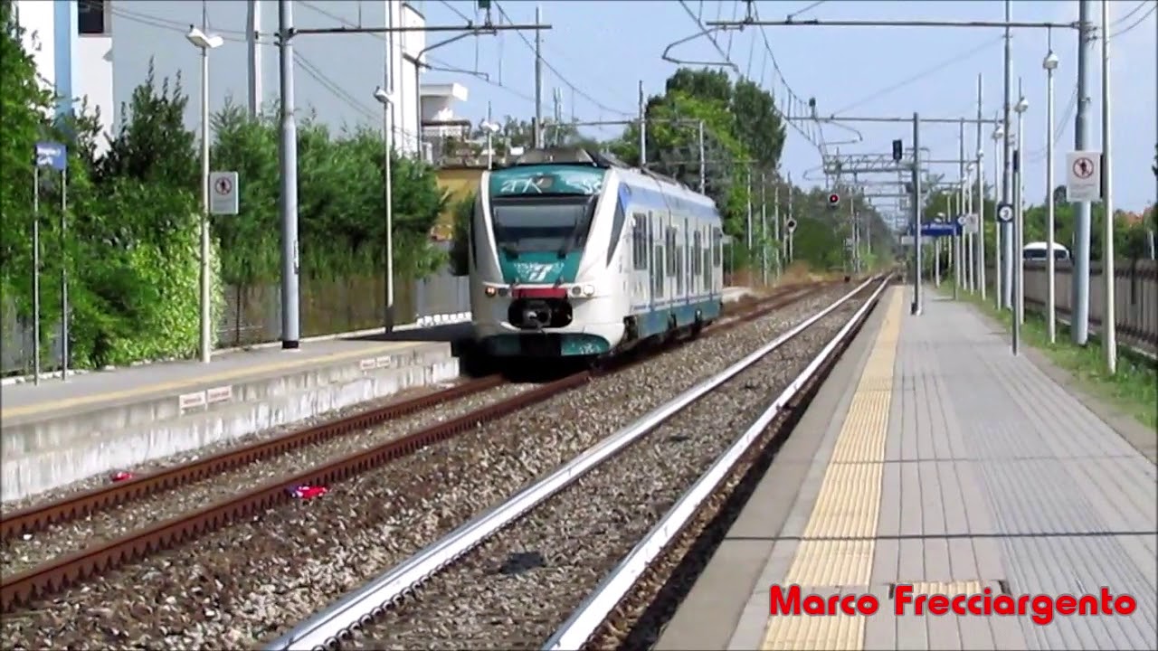 Alcuni treni nella Stazione di Igea Marina (RN) nell'Estate 2017