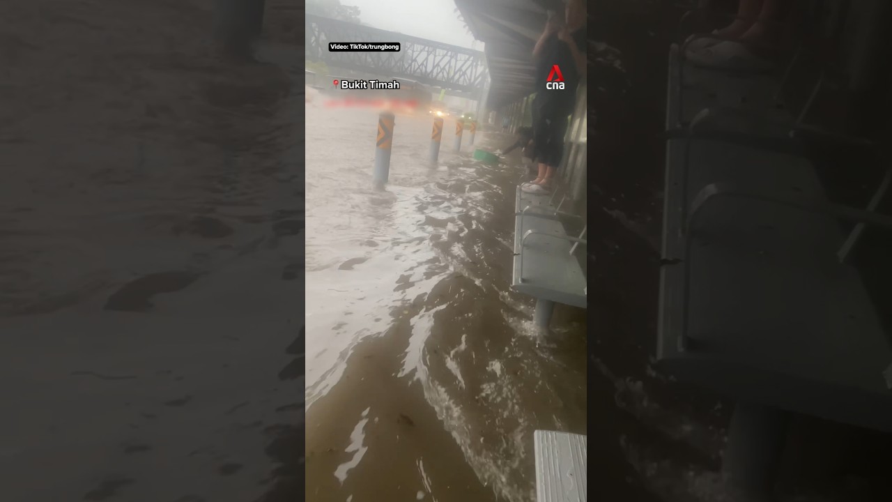 ⛈️ Heavy rain causes flooding in parts of Singapore