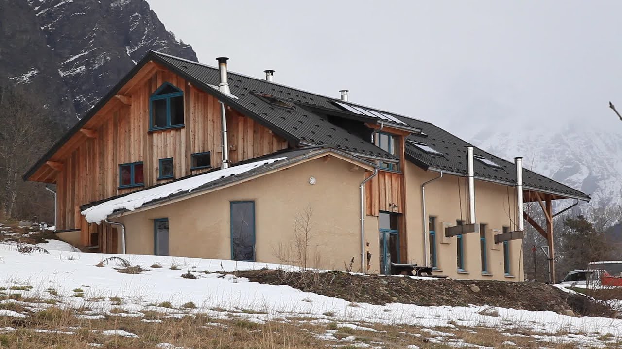 Construction ossature bois, remplissage paille. La Paille et la Poutre