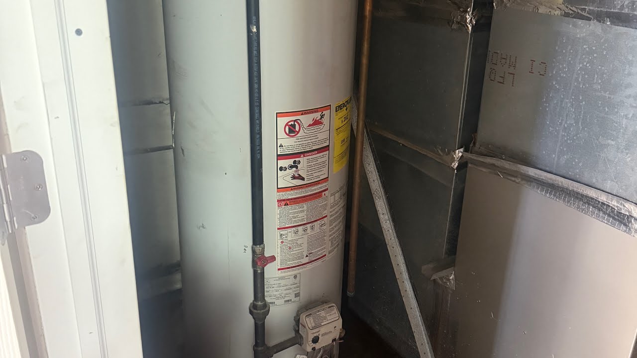 Водонагреватель ВЗРЫВАЕТСЯ и затапливает подвал &mdash; домовладелец усугубляет ситуацию!