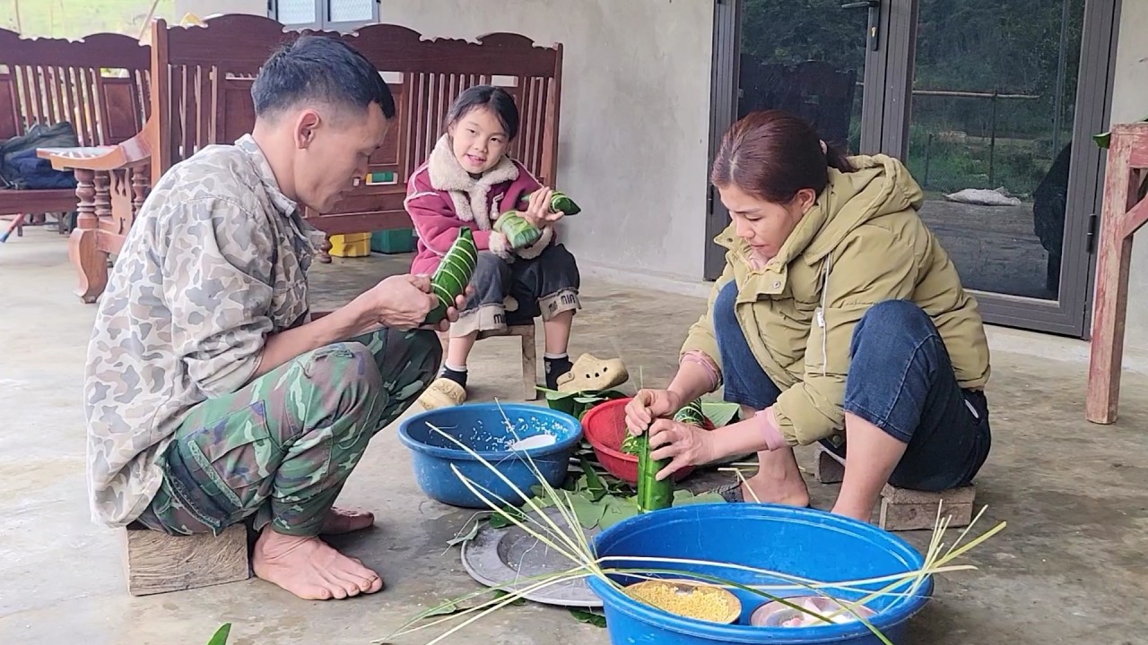 Duyen was happy to help Uncle Hoang and Aunt Kim wrap cakes to celebrate the New Year.