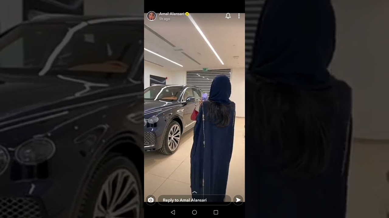 فيديو.. أمل الأنصاري تهدي شقيقتها فاطمة سيارة 