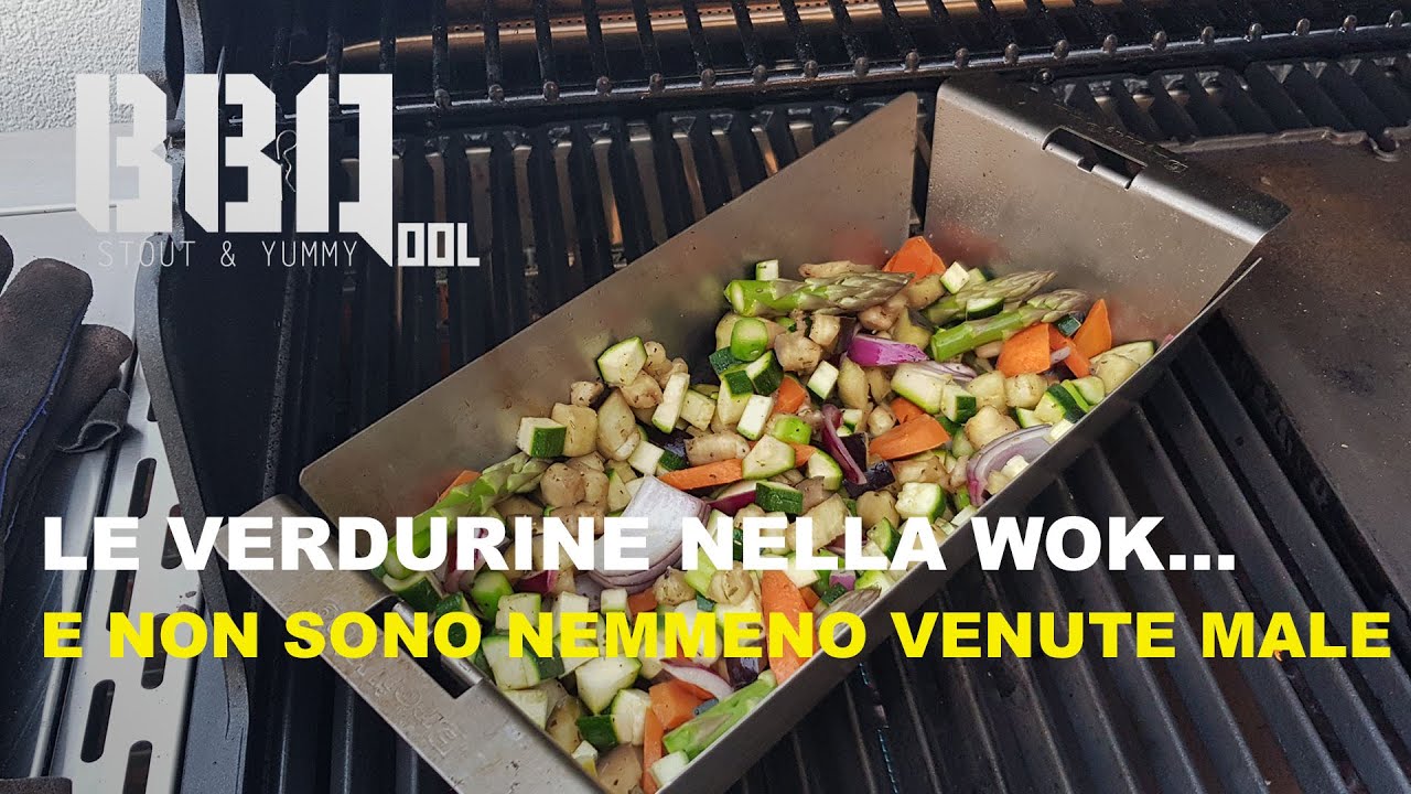 Le verdure sul barbecue nella wok di ceramica