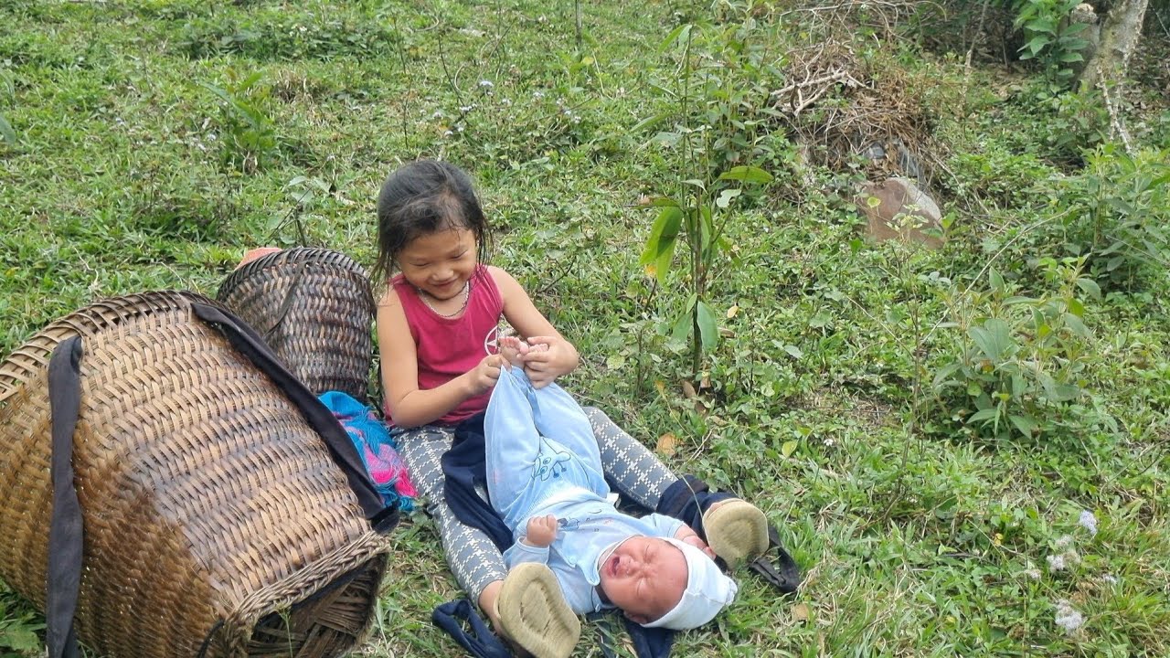 The full video  3 mother and child in the hut and the process of giving birth in pain