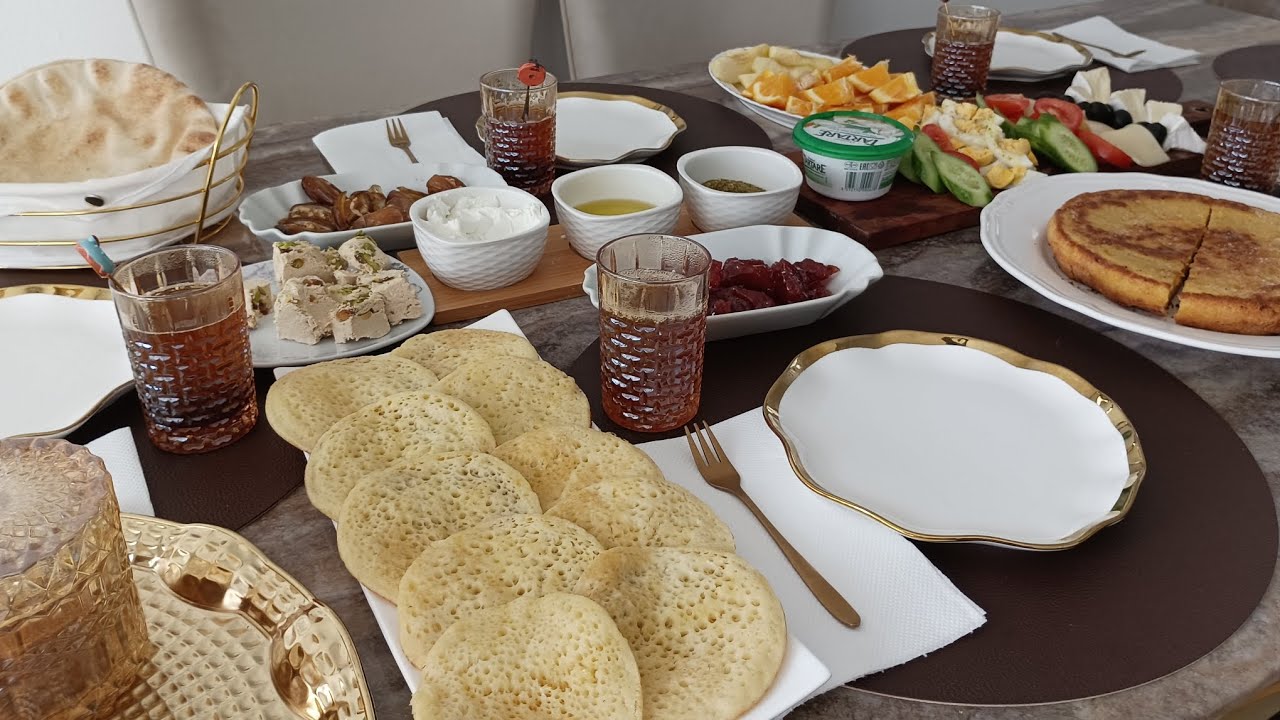 فطور صباحي متنوع مع وصفة البينيي كمية كبيرة غير حبة بيض و ختمناها بتحويسة االبارك مع الأحباب
