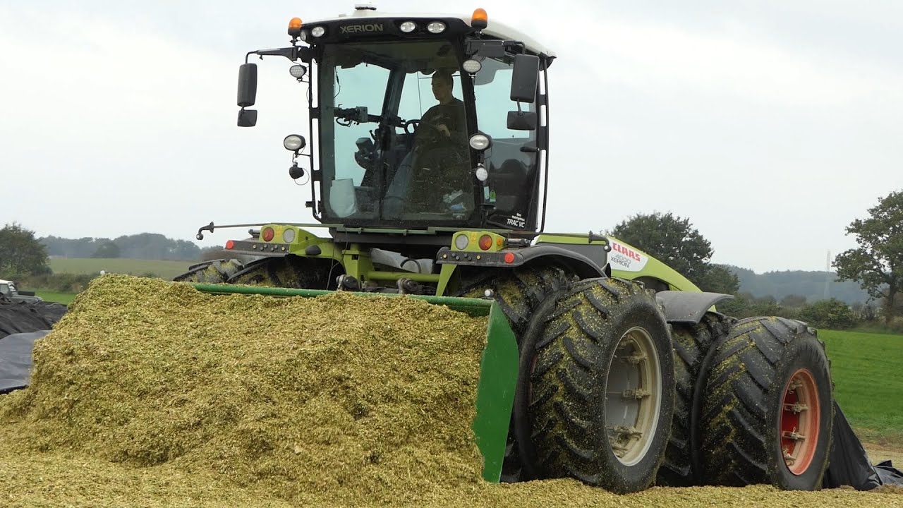 Claas Xerion 4000 working hard in the stack during corn silage season 2020 | XXL Mais Hakselen