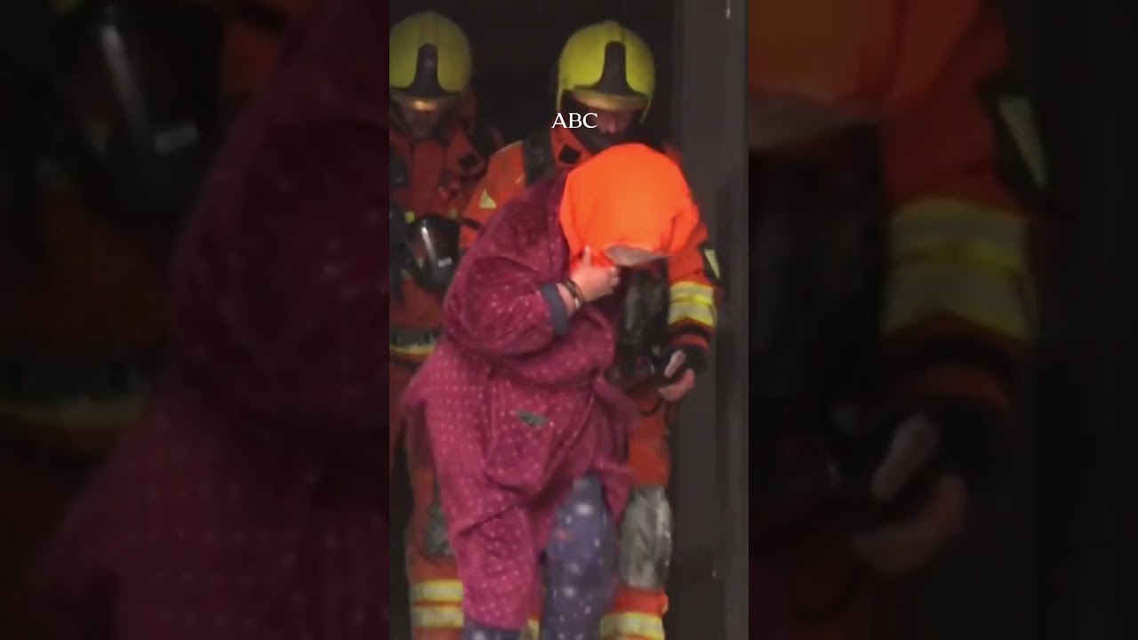 BOMBEROS de Valencia RESCATAN a varias personas de un INCENDIO en un edificio de Paiporta