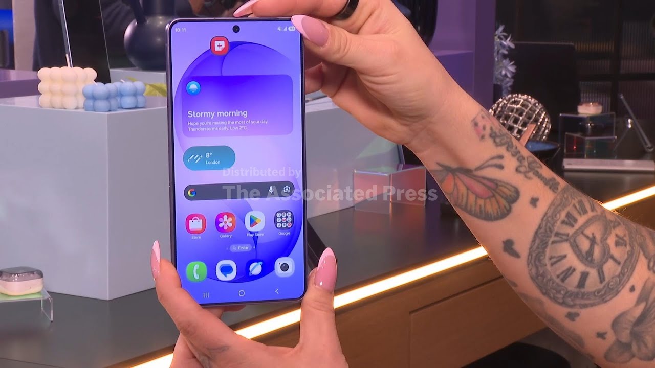 New Samsung smartphone debuts privacy feature to stop shoulder surfers ++EMBARGOED++