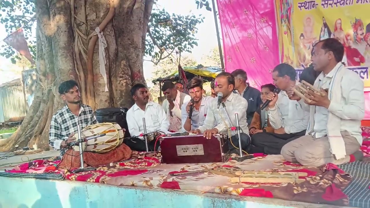 गायक धनिराम यादव जी एक भजन दिन जो निकला किरन जो फूटी सुरहन नदन बन जाए मां शेयर कमेंट करें 🙏🙏