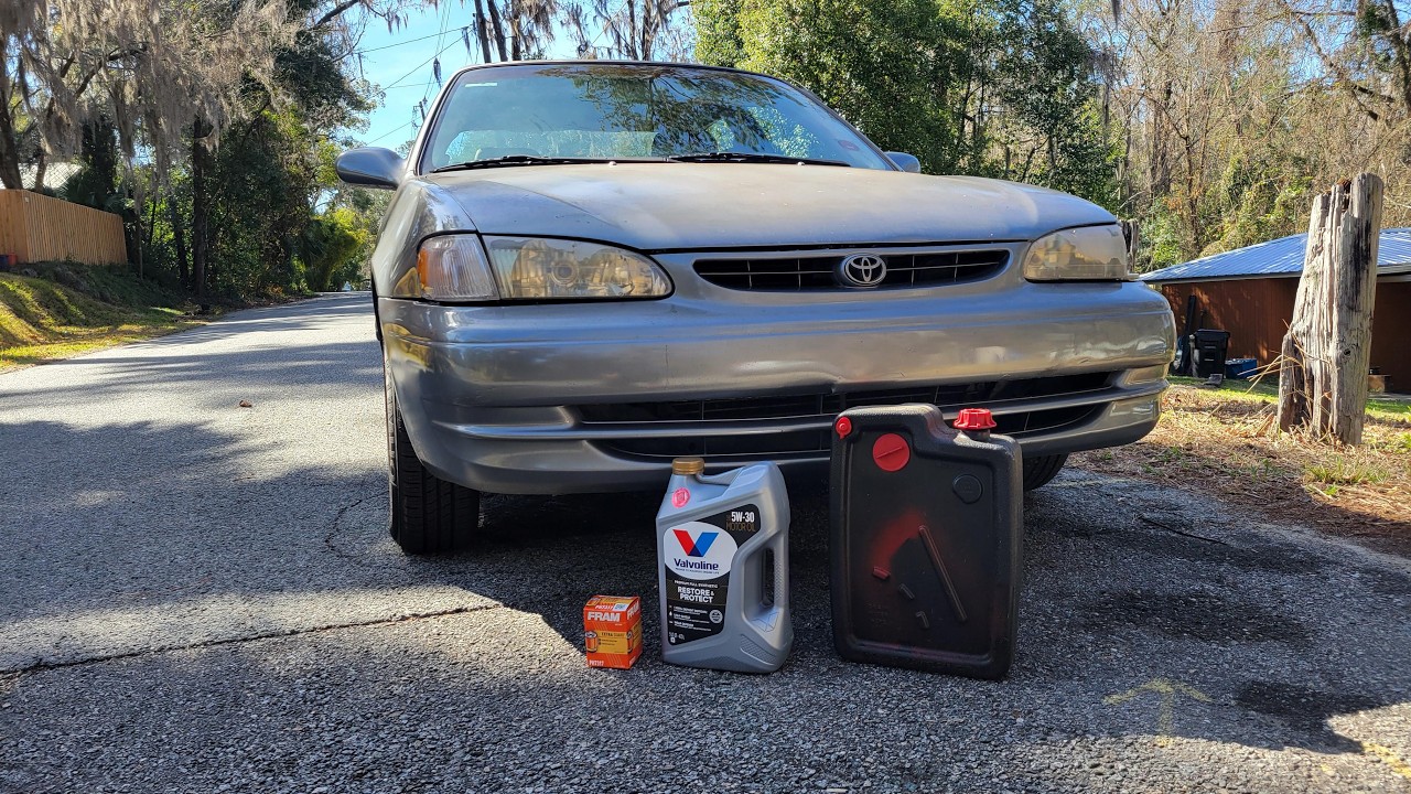 Toyota Corolla 1998 года: простая замена масла.