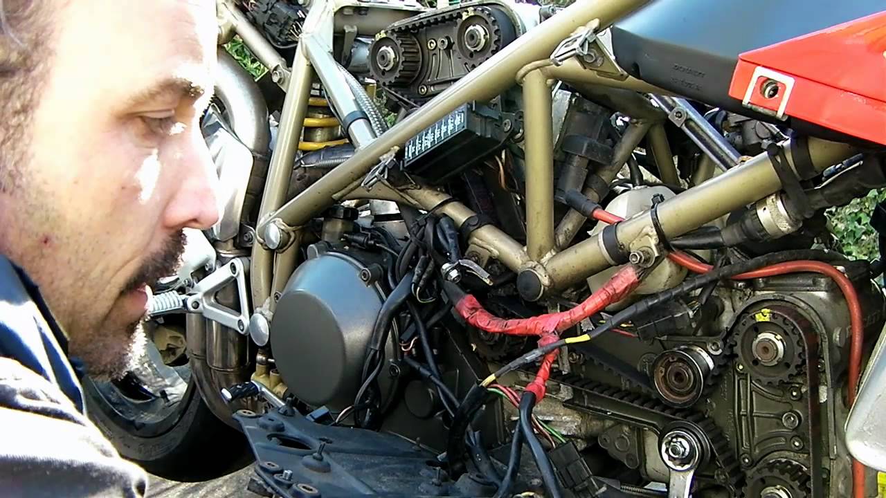 Ducati 916 / 748 / 996 timing belt change, video 3