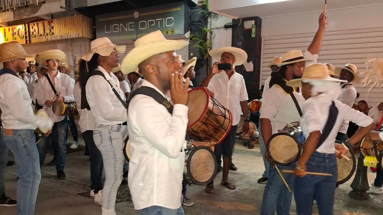 CARNAVAL LE GROUPE K’MAWON DÉBOULÉ JEANS ET PAILLE #KMAWON 