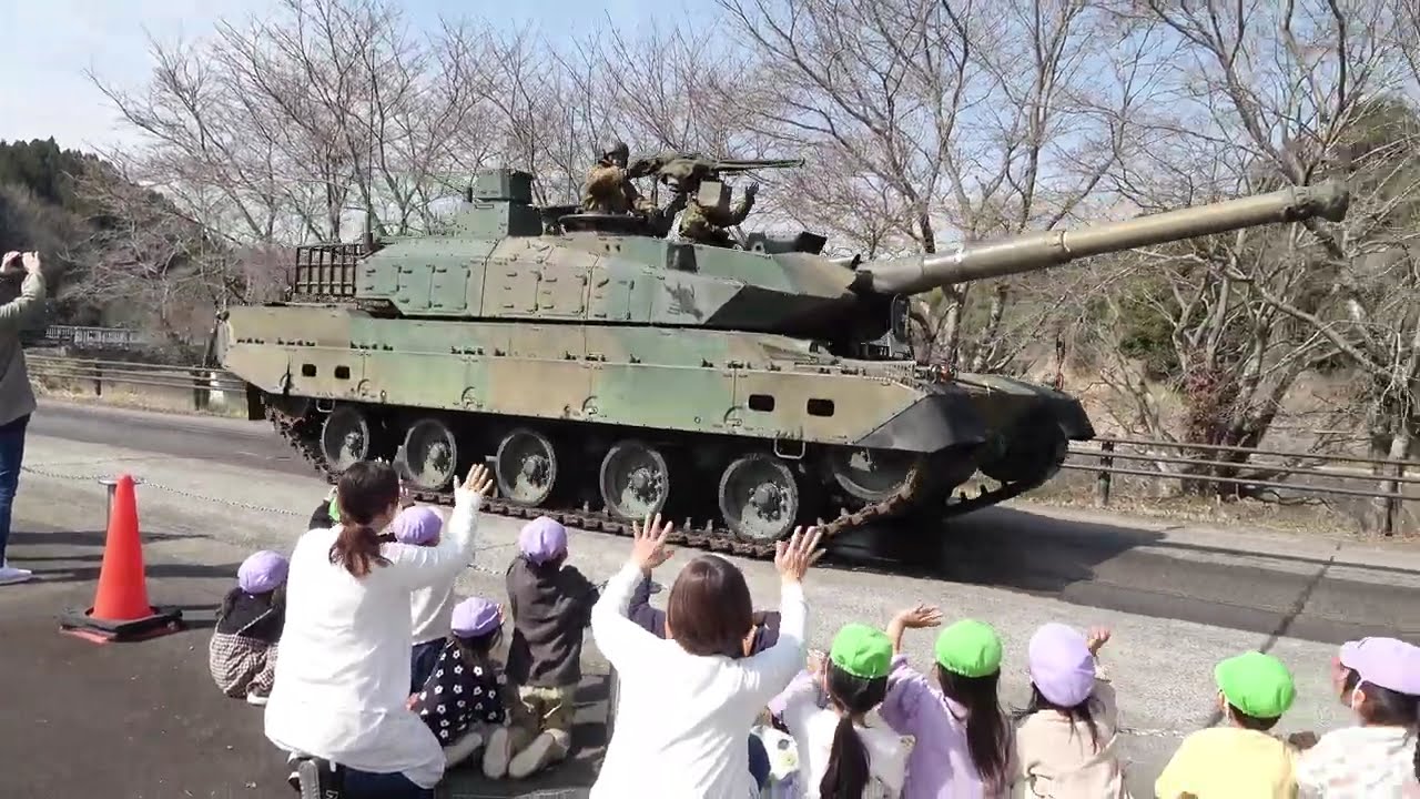 早春の優しい光に包まれる、「玖珠戦車」。The crew members of the 