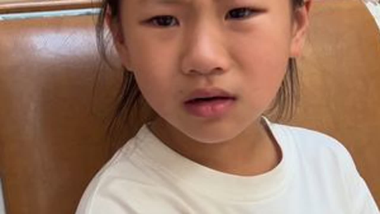 带闺女去查微量元素，一听抽血查维生素D就瘪嘴要哭。第二天结果出来，微量元素啥都不缺，就维生素D不够，回家小冯赶紧给俩娃订规矩：每天俩鸡蛋一盒奶，蛋黄不许剩#青年创作者扶持计划 #记录真实生活 #...
