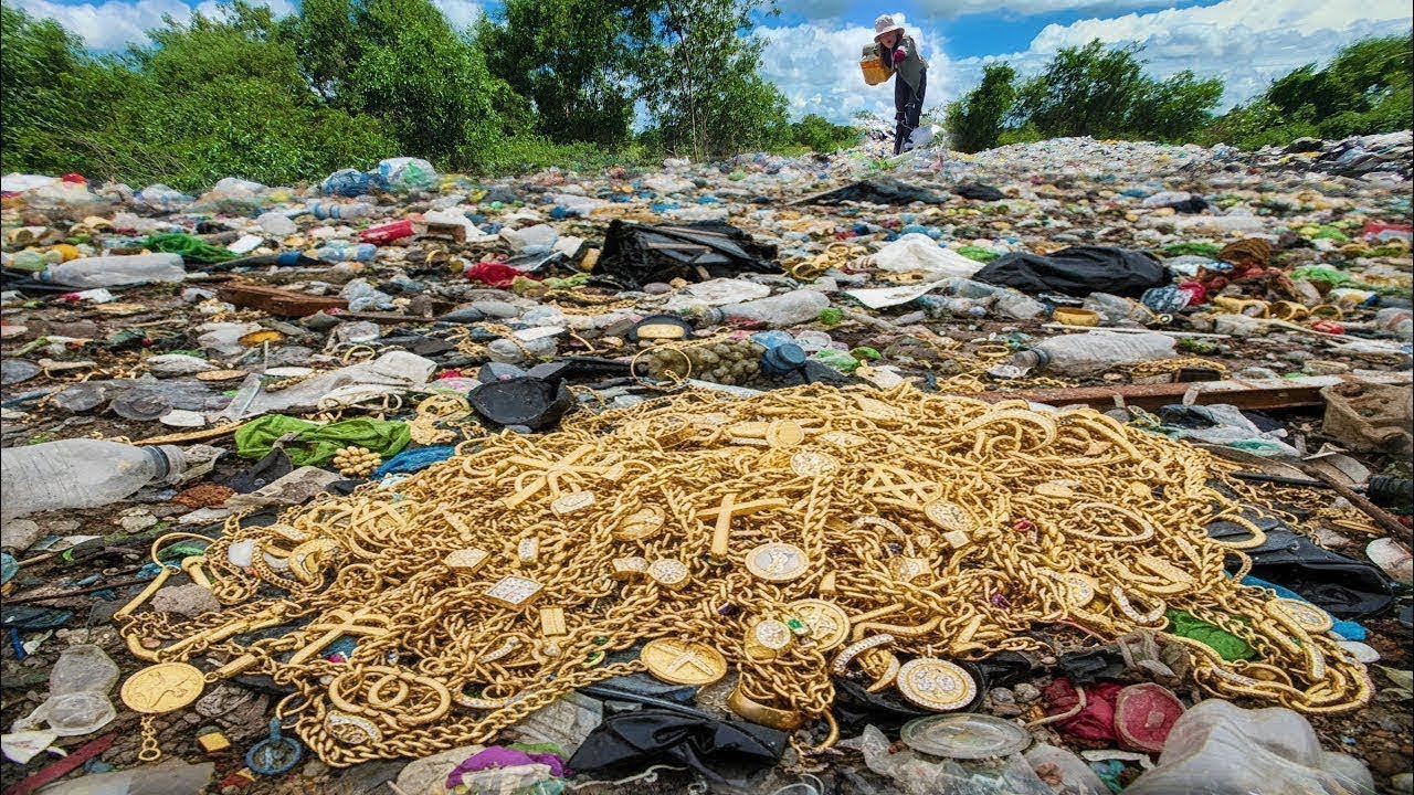 Wow a lot of gold jewelry in trash field a girl so lucky found many big treasure