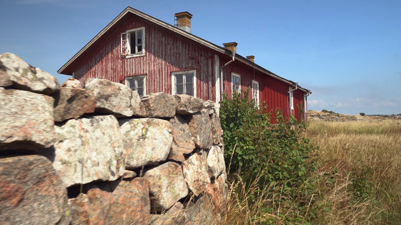 We found an abandoned house on an abandoned island in Sweden.