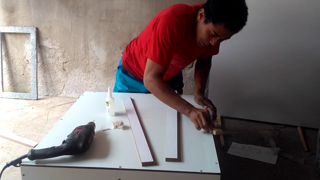Armário aéreo colocando mão amiga