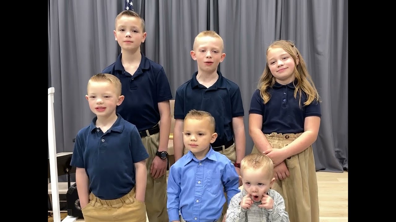 Jesus Loves Me! Gospel Family Singing. Kids a cappella harmony. ￼