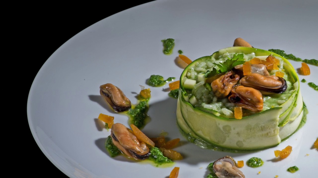 Risotto con pesto di zucchine cozze e bottarga | Luigi Pomata | Saporie