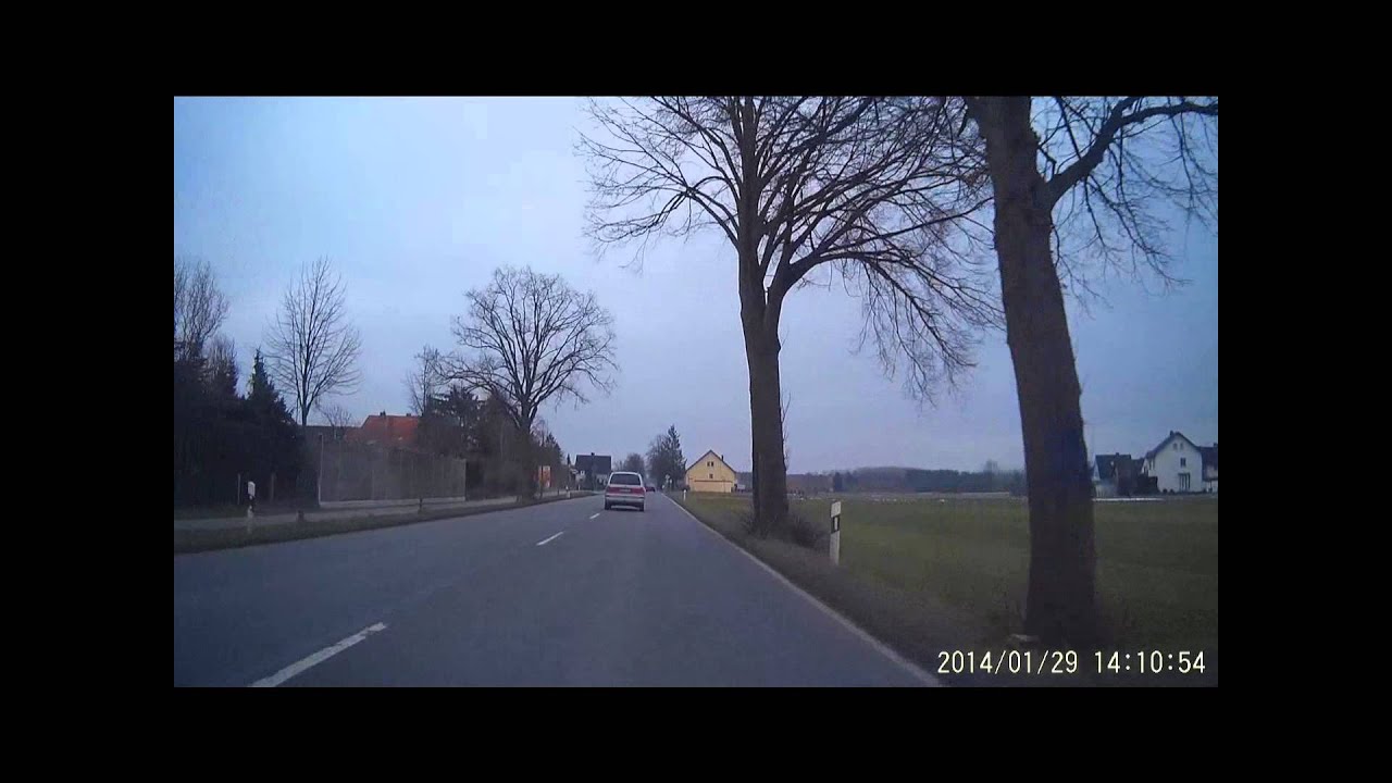 B239: Autofahrer f&auml;hrt Schlangenlinien